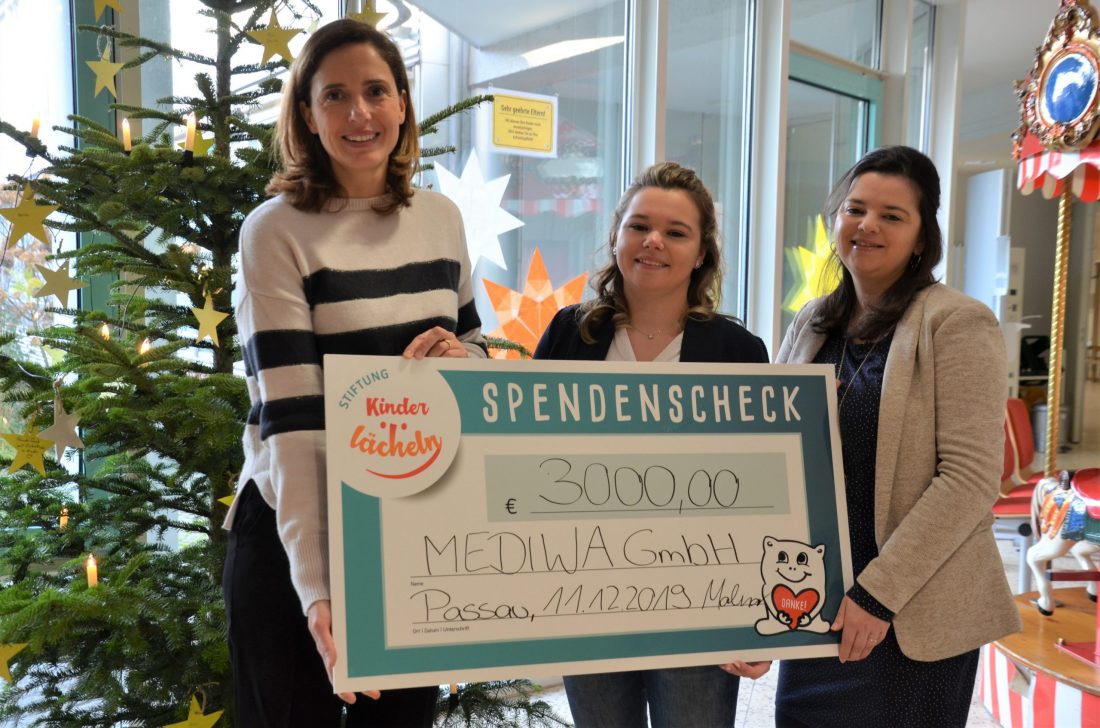 Foto (Stefanie Starke): Stiftungsratsvorsitzende Dr. Maria Diekmann, Daniela Molnar und Nicole Fuchs (beide Geschäftsführerinnen von Mediwa in Passau). 